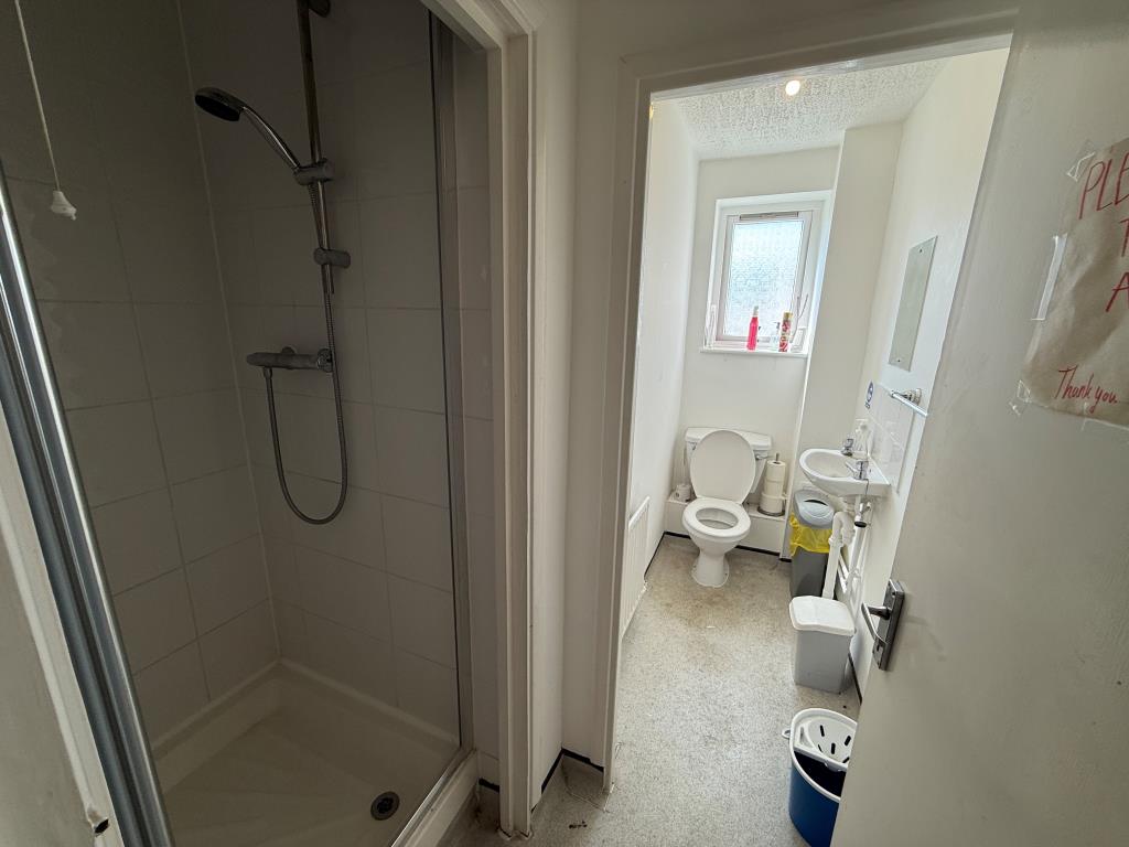 Lot: 82 - FORMER GUEST HOUSE - Shower and W.C.